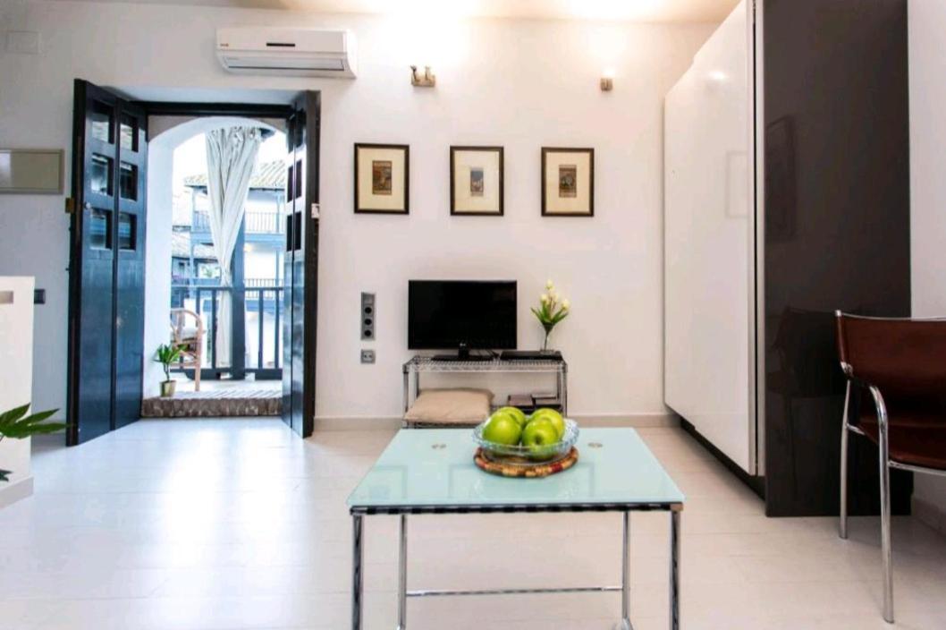 Apartamento En Monumento Historico Nacional Corral Del Conde-Duque De Olivares Sevilla Bagian luar foto